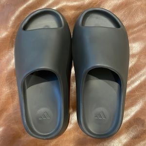 Yeezy Slides Colorway-Onyx Size-8 Brand New